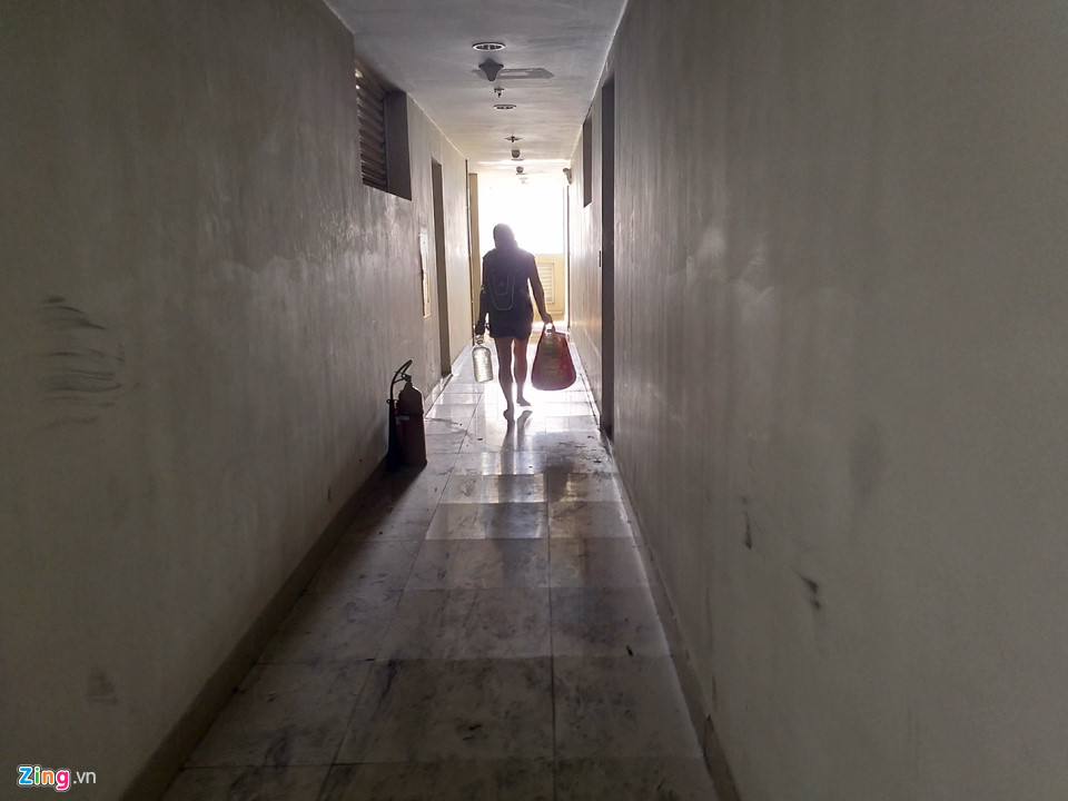 Những dấu bàn tay ám ảnh ở chung cư Carina 20 ngày sau thảm họa